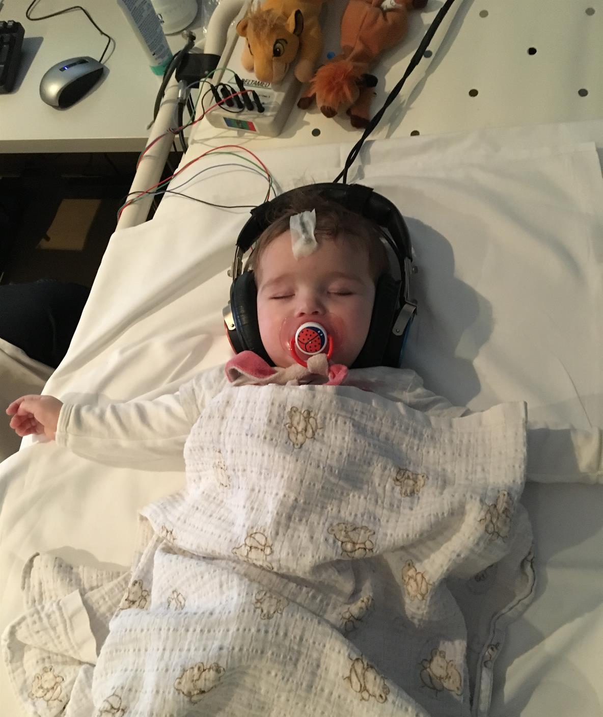 Baby met koptelefoon tijdens gehooronderzoek